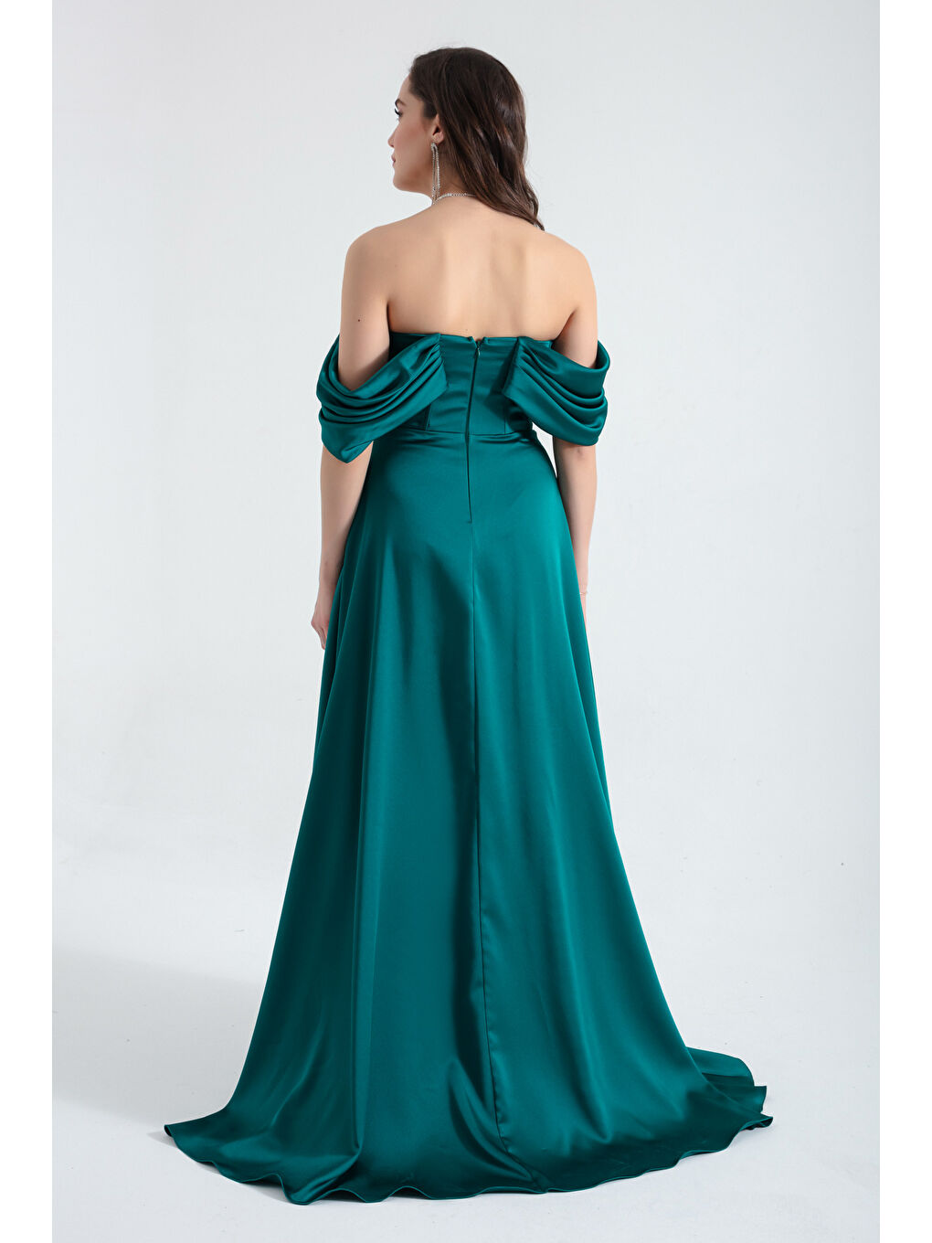 Kadın Zümrüt Yeşili Kayık Yaka Volanlı Uzun Saten Abiye Elbise-4