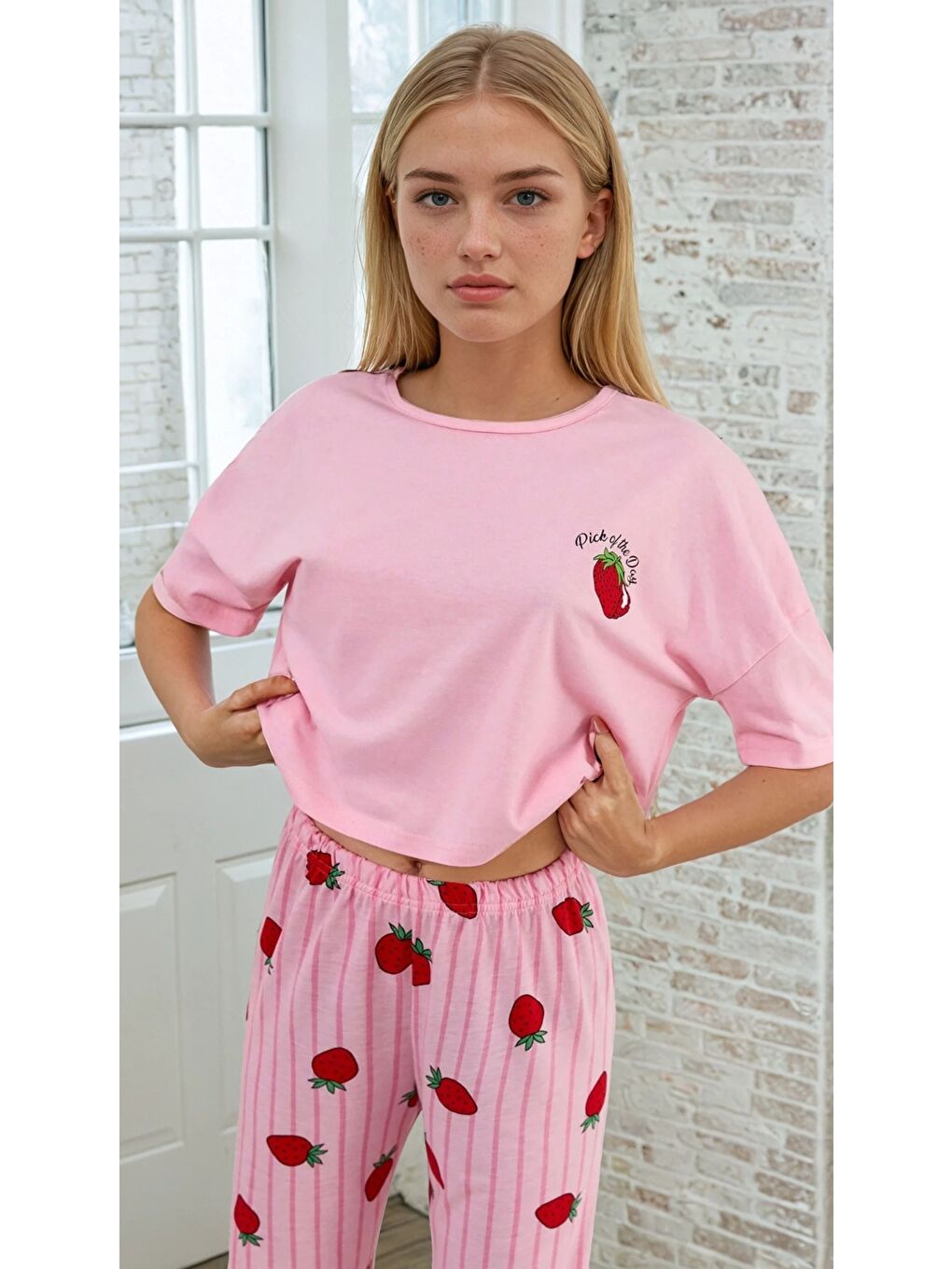 Pembe Çilek Desenli Kadın Kısa Kollu Pijama Takımı-2