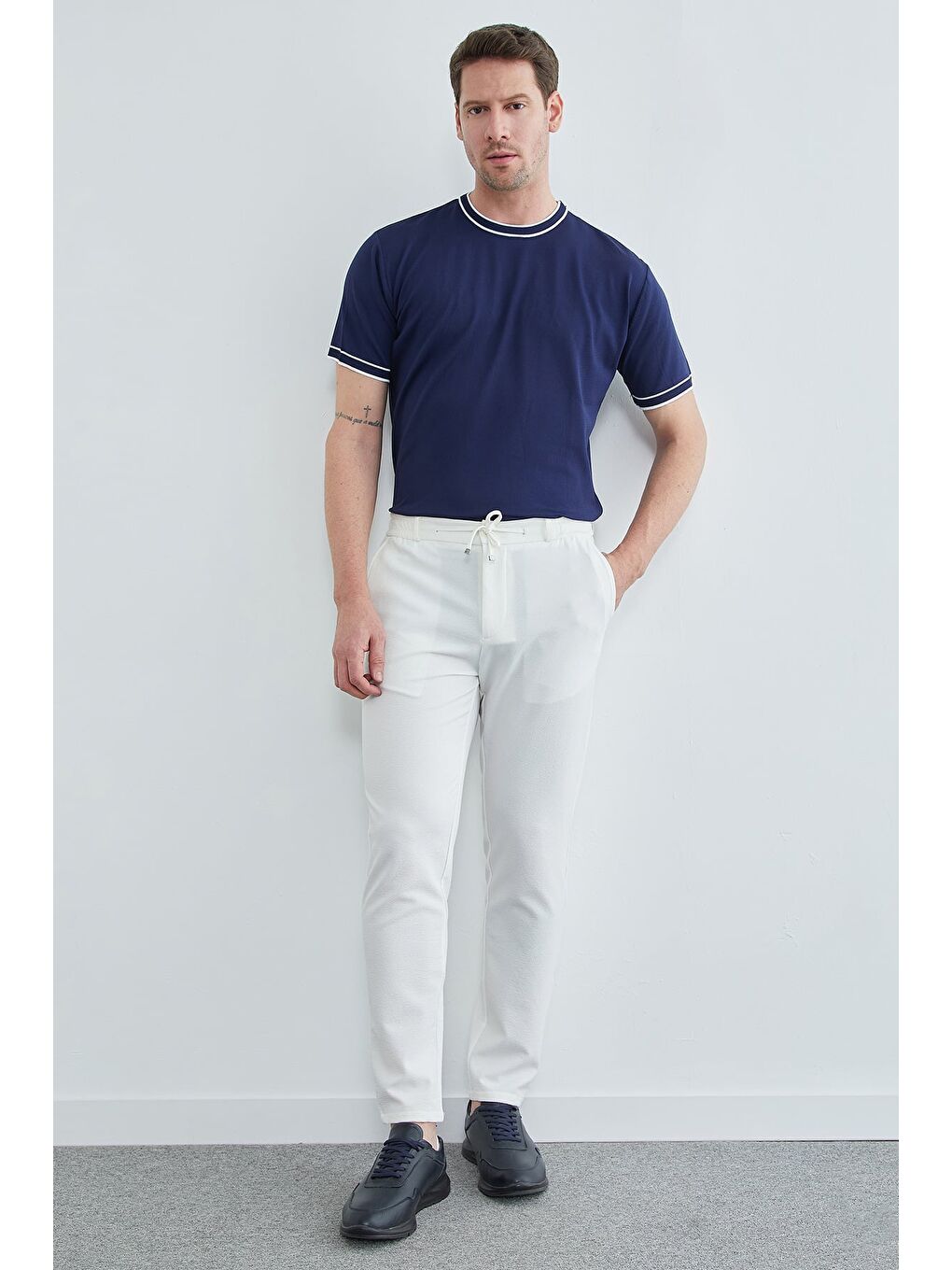 Beyaz Beli Bağcıklı Dokulu Pantolon