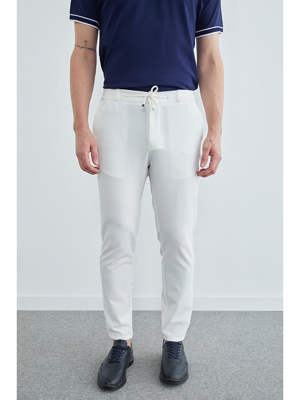 Beyaz Beli Bağcıklı Dokulu Pantolon-1
