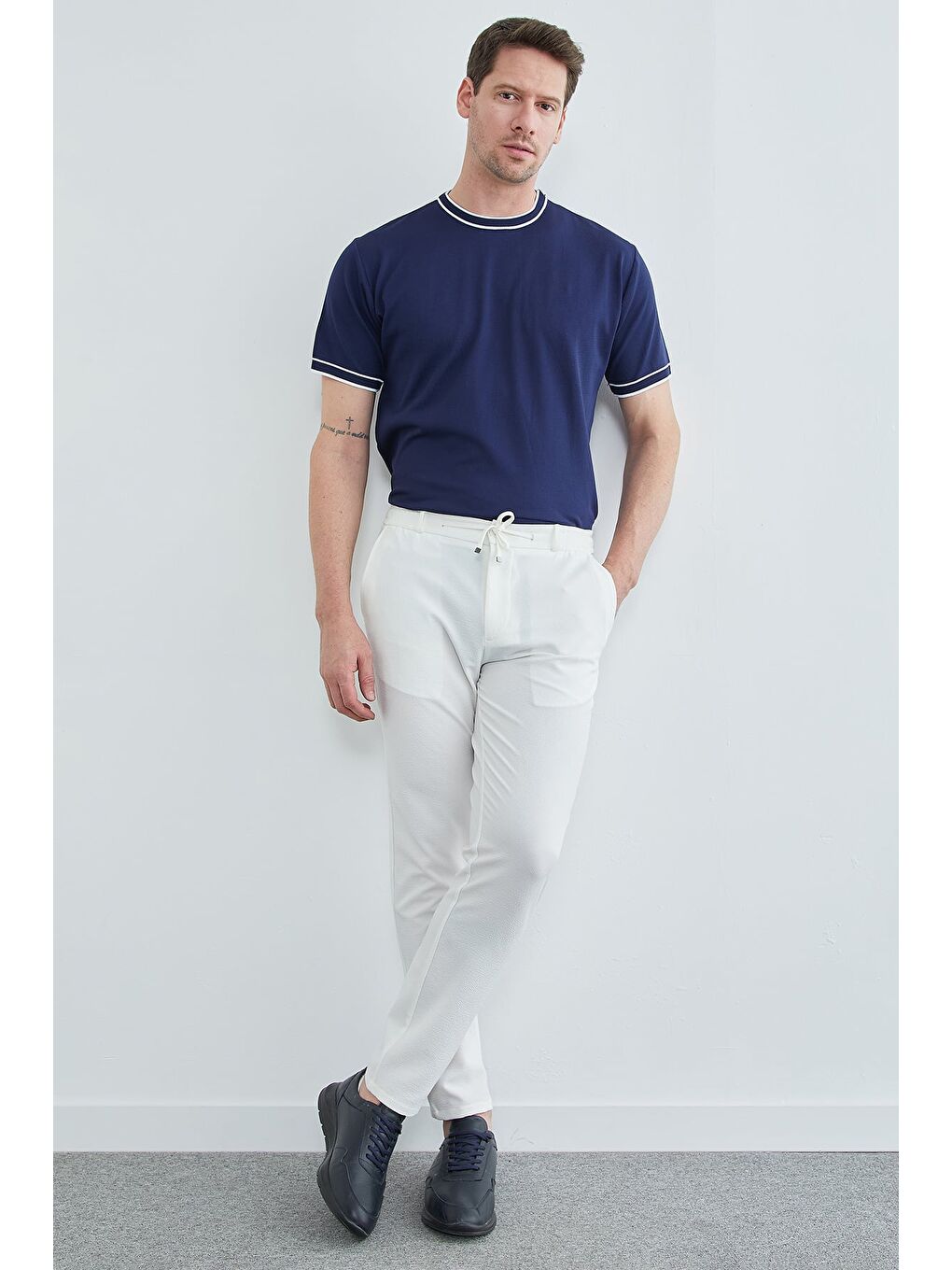 Beyaz Beli Bağcıklı Dokulu Pantolon-4