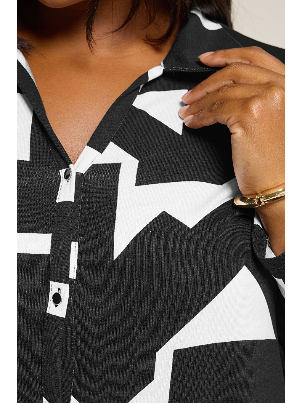 Siyah Büyük Beden Uzun Kollu Soyut Desenli Uzun Gömlek 304106-5