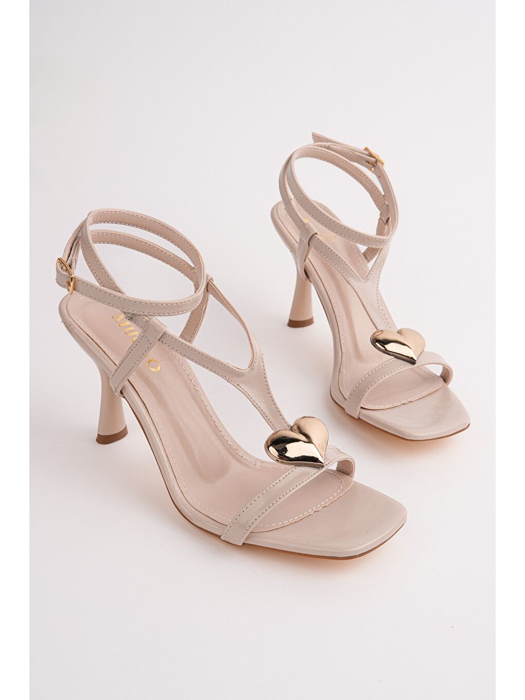 Bej HEART Kalp Aksesuarlı İnce Topuklu Kadın Sandalet