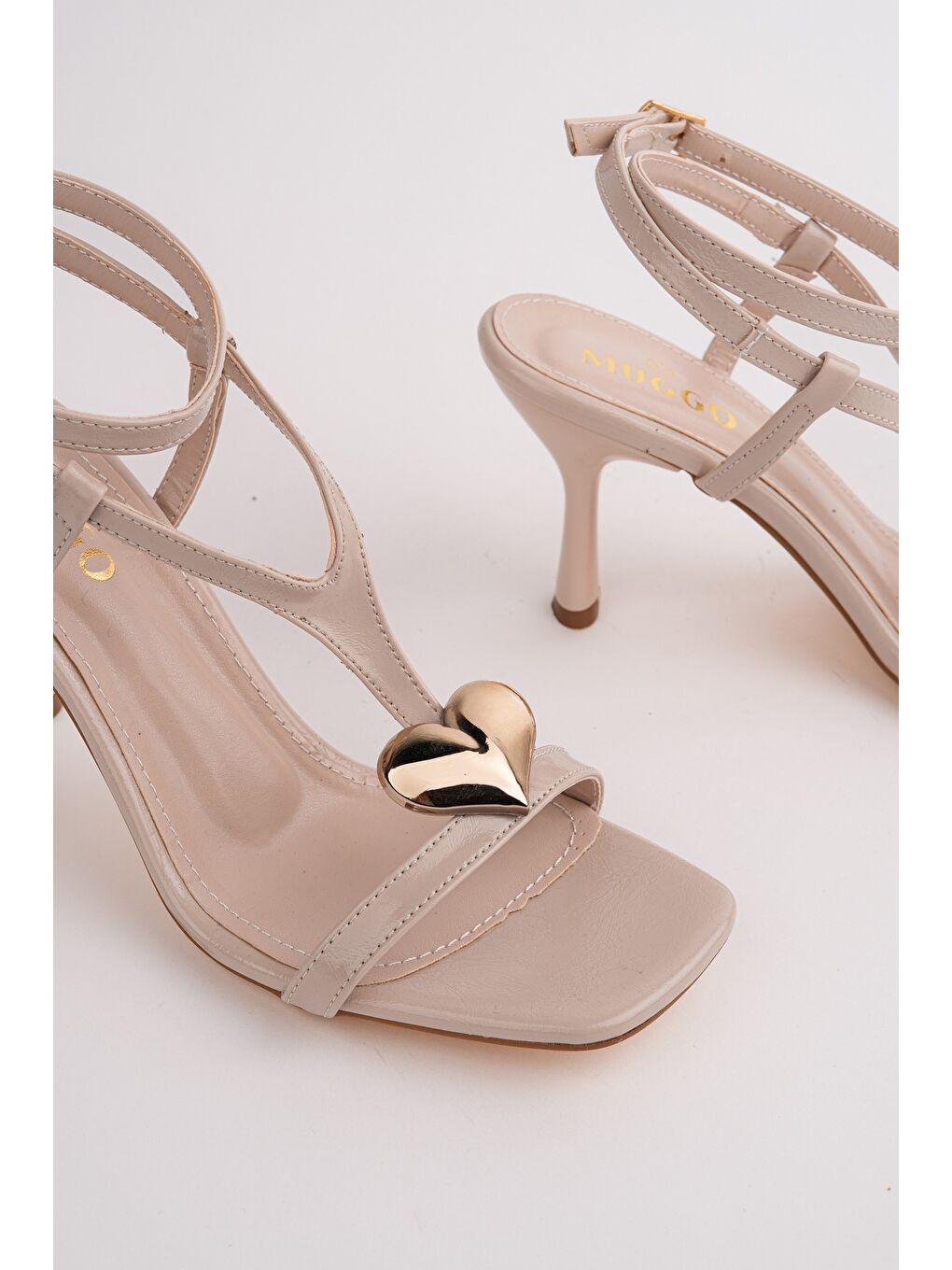 Bej HEART Kalp Aksesuarlı İnce Topuklu Kadın Sandalet-1