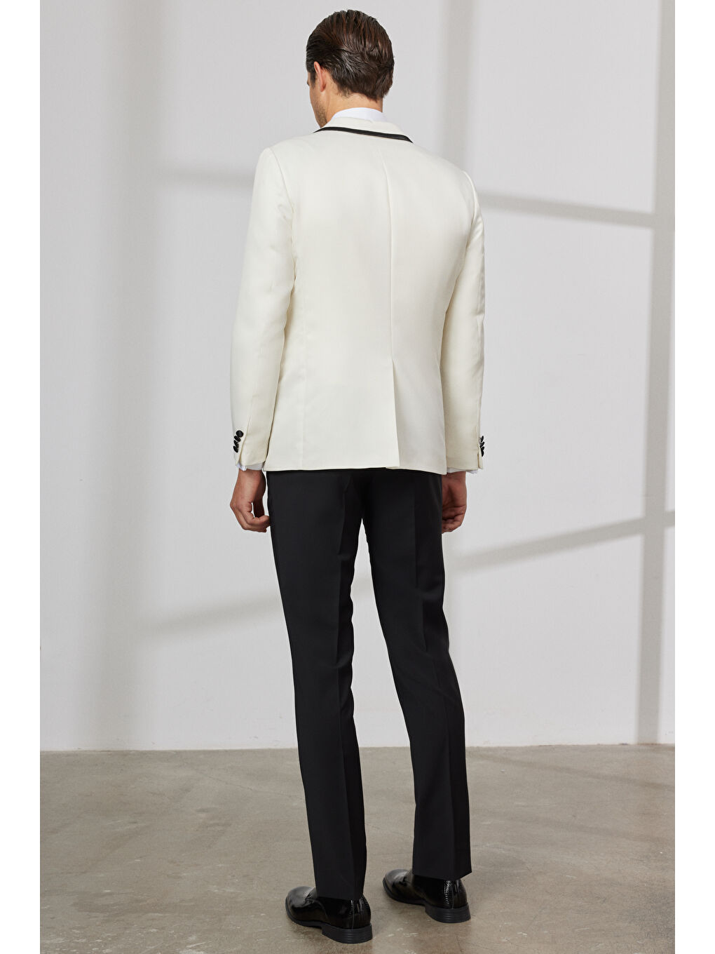 Erkek Beyaz Slim Fit Dar Kesim Şal Yaka Armürlü Yelekli Smokin Takım-1