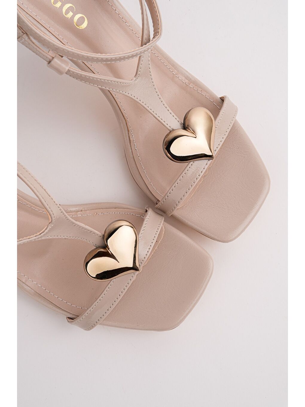 Bej HEART Kalp Aksesuarlı İnce Topuklu Kadın Sandalet-2