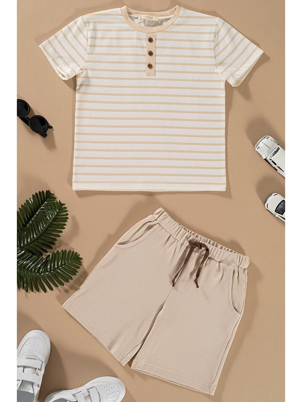 Bej Çizgili Garnili Düğmeli Taş Tshirt Şort Takım