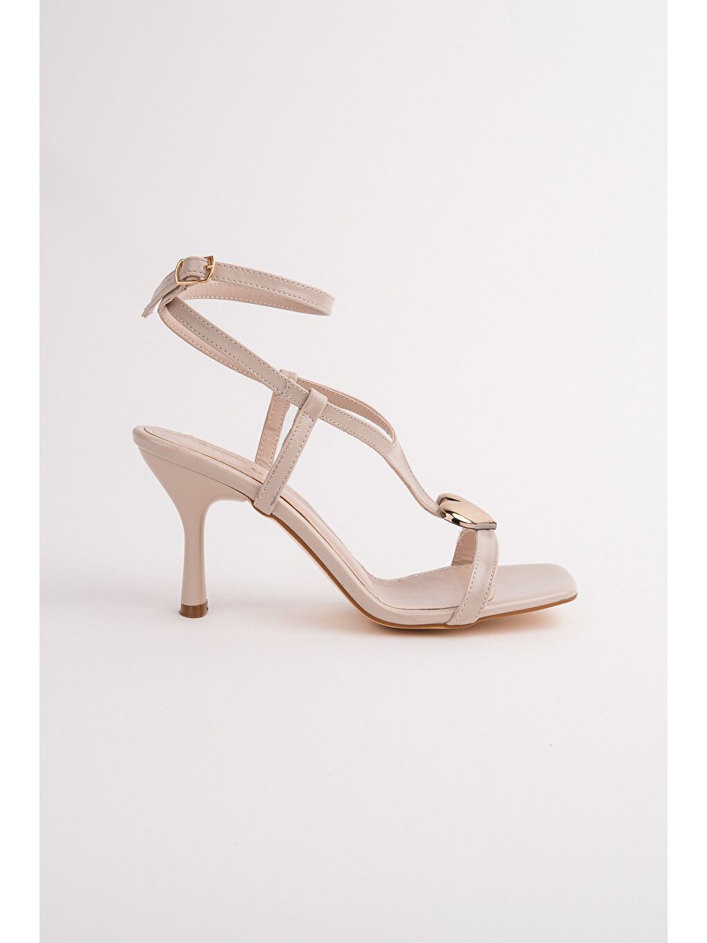 Bej HEART Kalp Aksesuarlı İnce Topuklu Kadın Sandalet-4