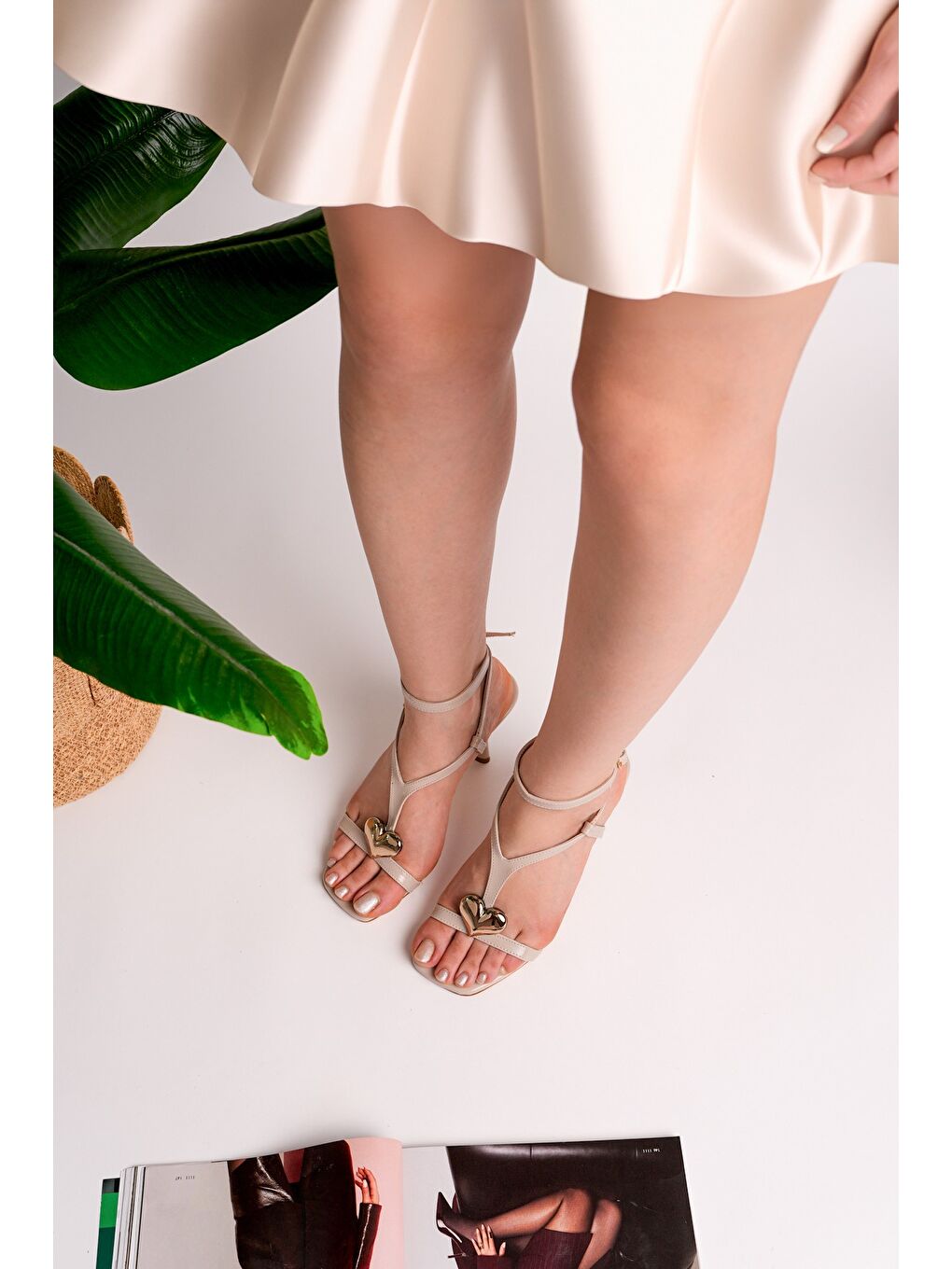 Bej HEART Kalp Aksesuarlı İnce Topuklu Kadın Sandalet-5