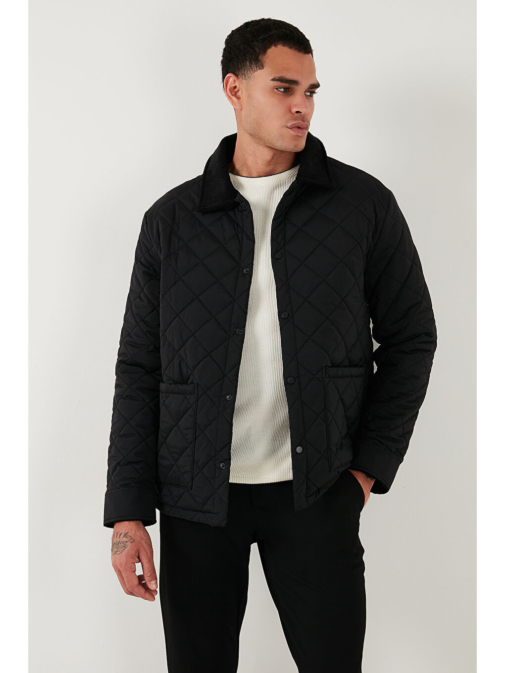 Siyah Kapitoneli Regular Fit Kadife Detaylı Mont 497LEROY