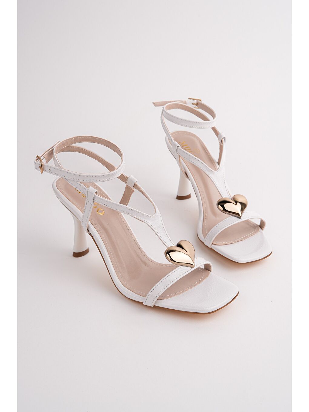 Beyaz HEART Kalp Aksesuarlı İnce Topuklu Kadın Sandalet