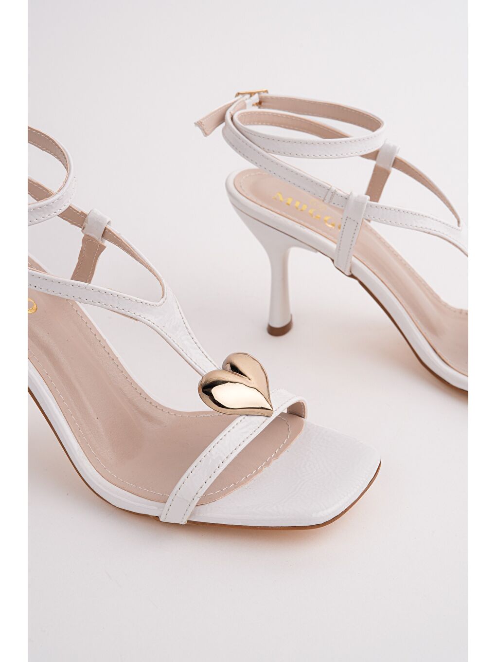 Beyaz HEART Kalp Aksesuarlı İnce Topuklu Kadın Sandalet-1