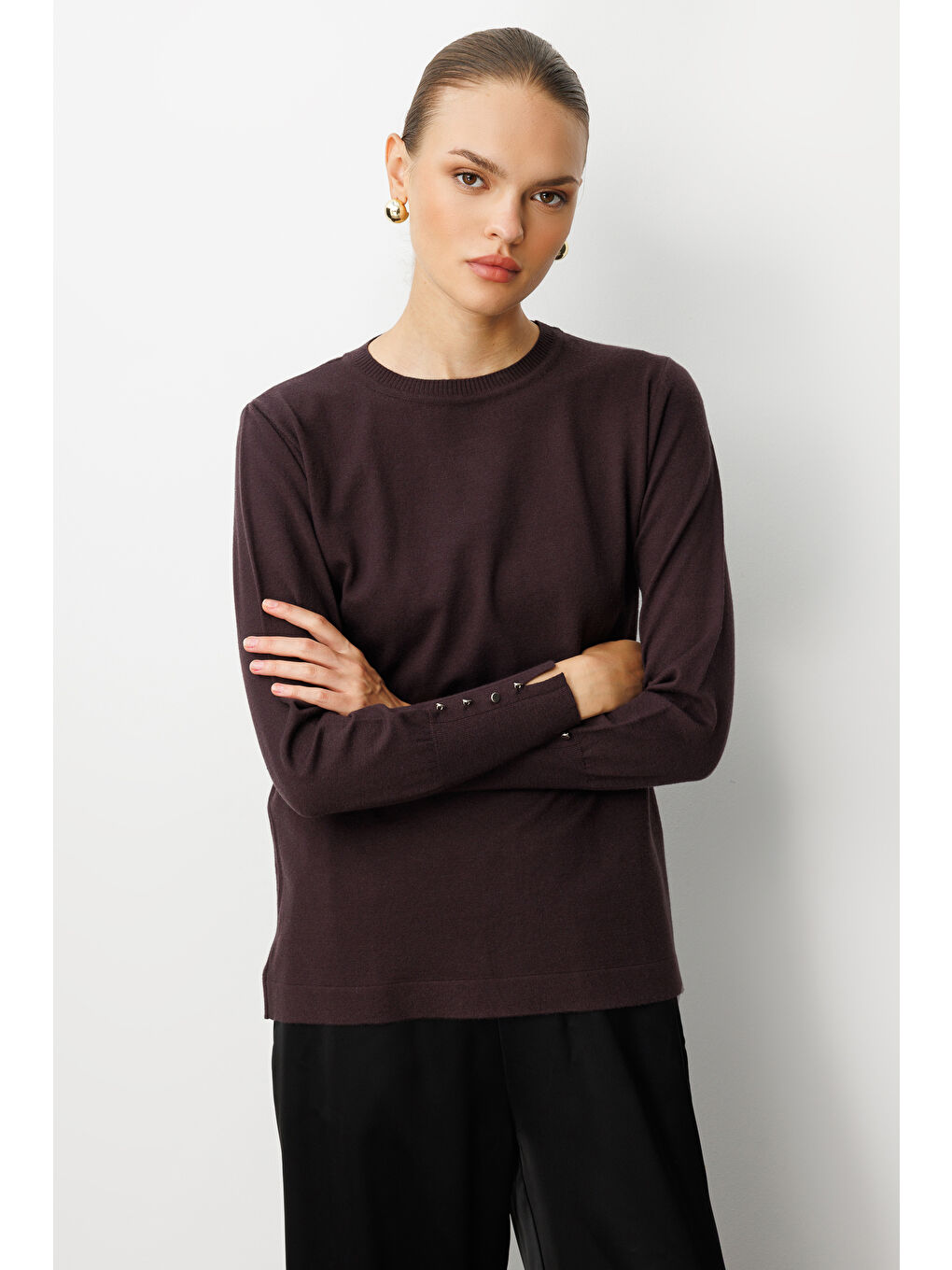 Kol Düğmeli Kahverengi Yuvarlak Yaka İnce Triko Kazak-1