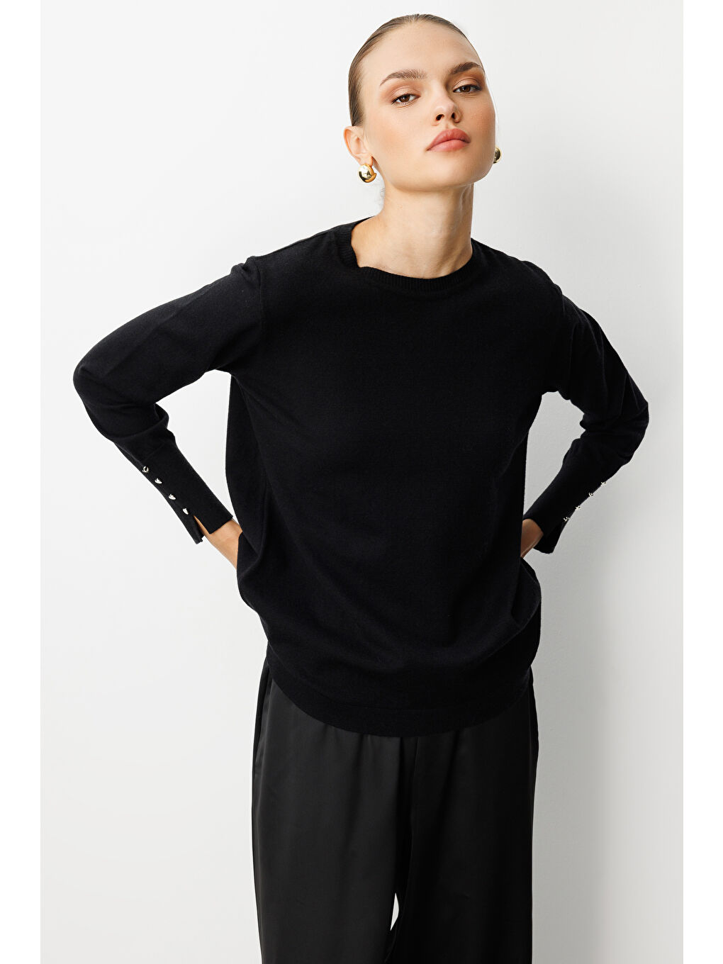 Kol Düğmeli Siyah Yuvarlak Yaka İnce Triko Kazak-1