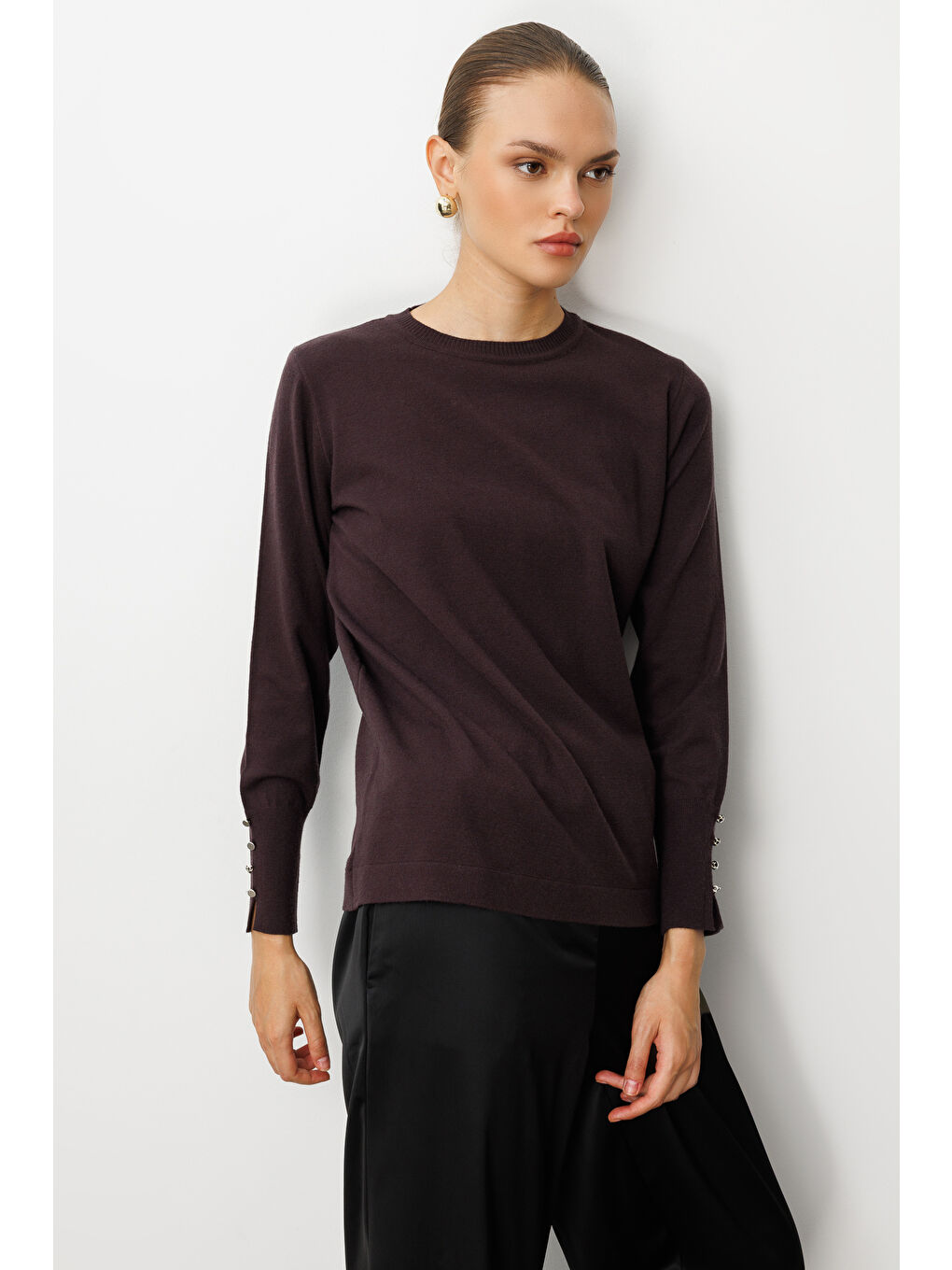 Kol Düğmeli Kahverengi Yuvarlak Yaka İnce Triko Kazak-2