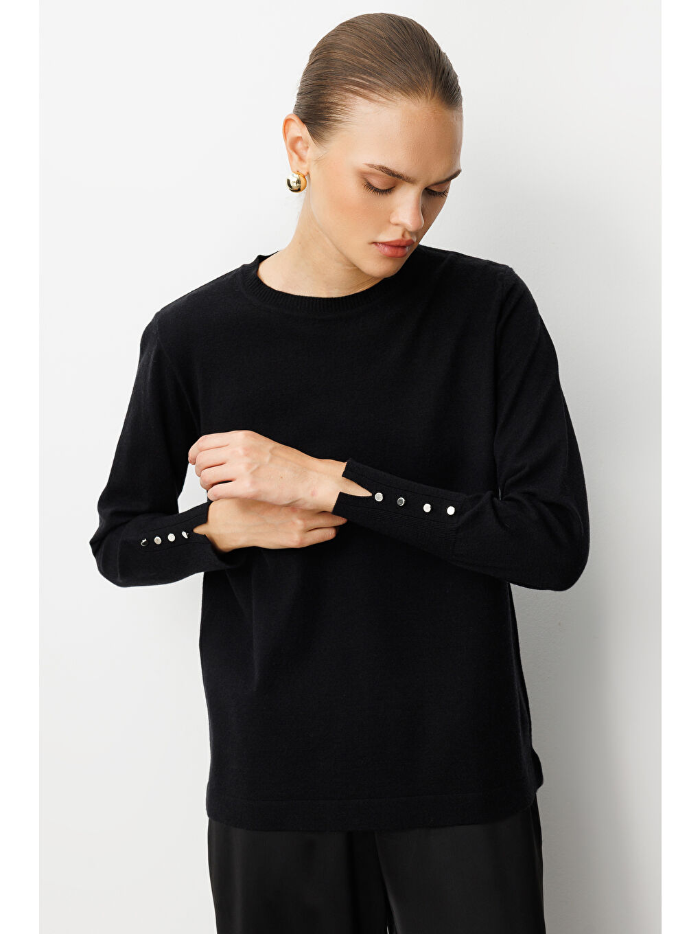 Kol Düğmeli Siyah Yuvarlak Yaka İnce Triko Kazak-2