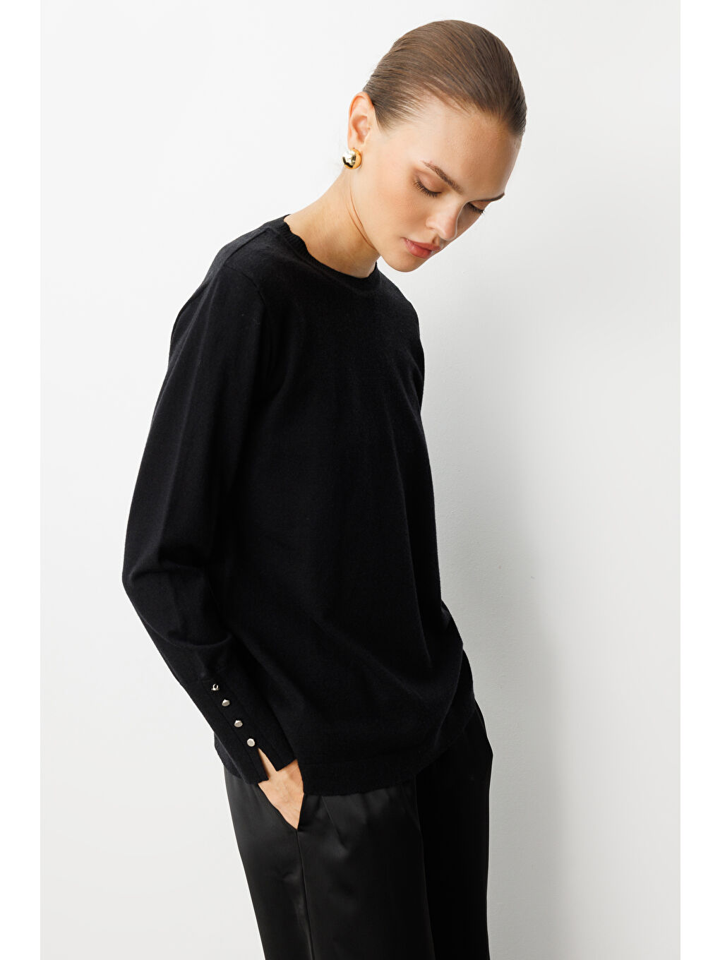 Kol Düğmeli Siyah Yuvarlak Yaka İnce Triko Kazak-4