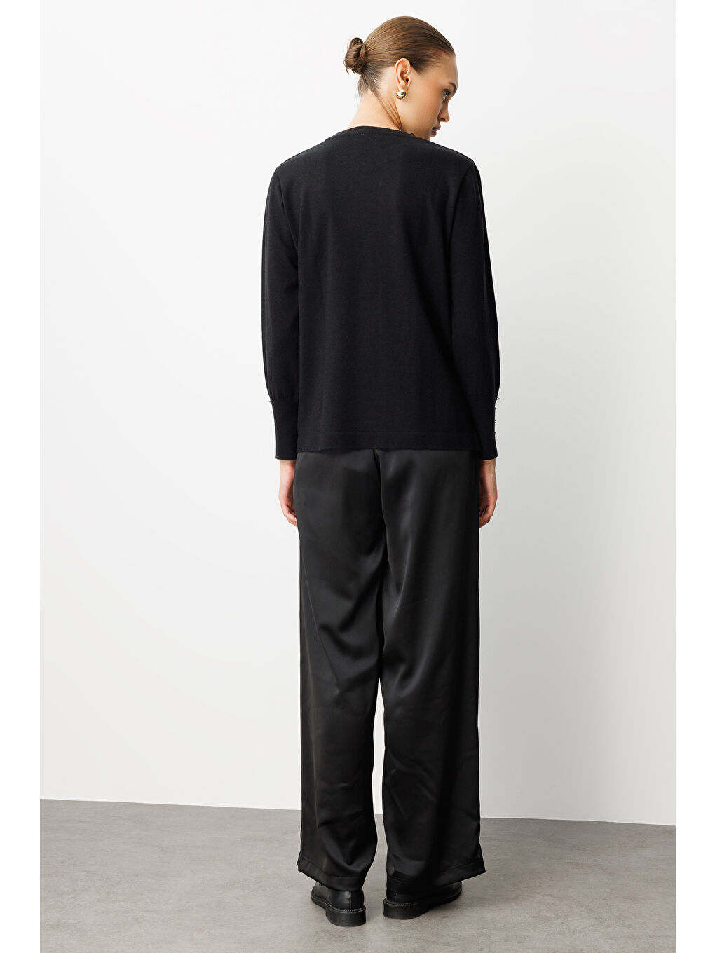 Kol Düğmeli Siyah Yuvarlak Yaka İnce Triko Kazak-5