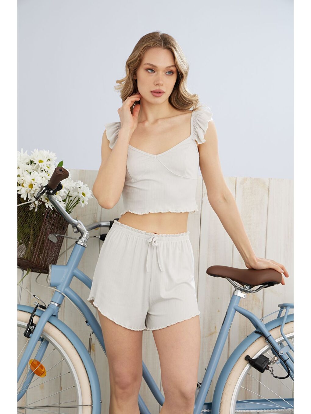 Gri Kadın Fırfır Detaylı Yüksek Kaliteli Fitilli Crop Şortlu Takım