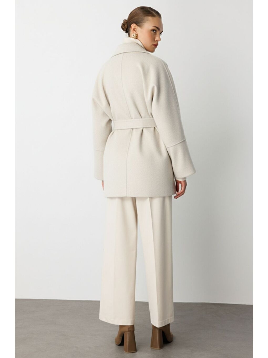 Rahat Kesim Yünlü Kısa Bej Rengi Kaşe Kaban-3