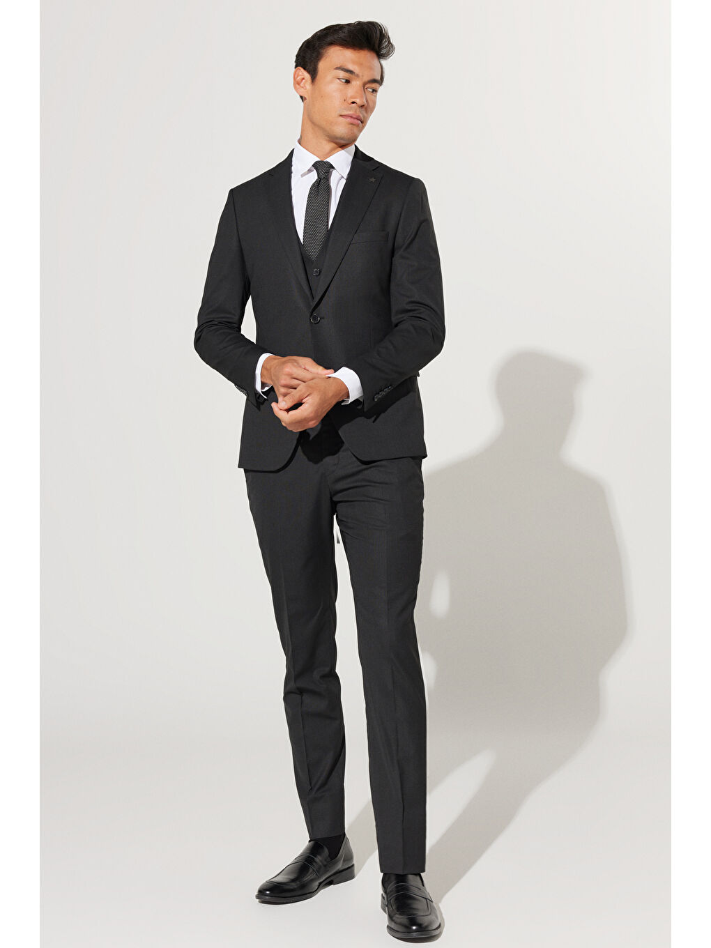 Erkek Siyah Slim Fit Dar Kesim Mono Yaka Armürlü Yelekli Takım Elbise-2