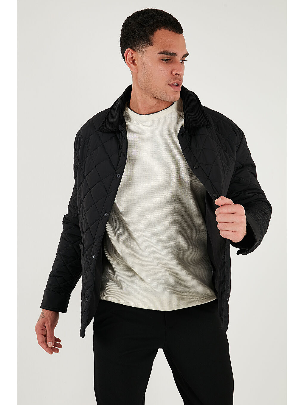 Siyah Kapitoneli Regular Fit Kadife Detaylı Mont 497LEROY-2