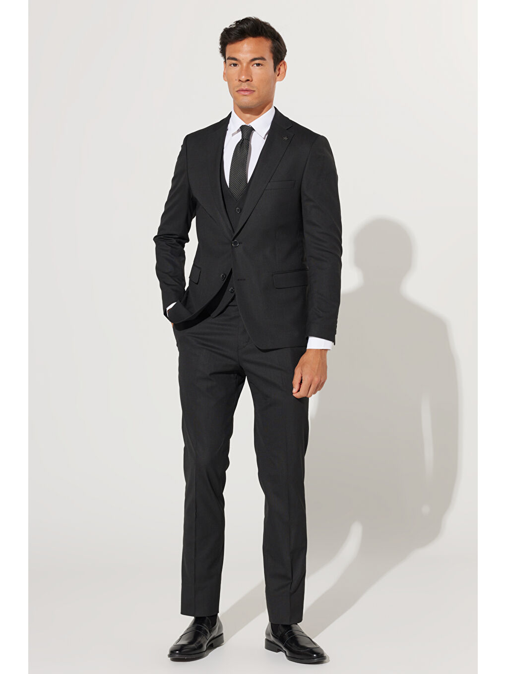 Erkek Siyah Slim Fit Dar Kesim Mono Yaka Armürlü Yelekli Takım Elbise-4