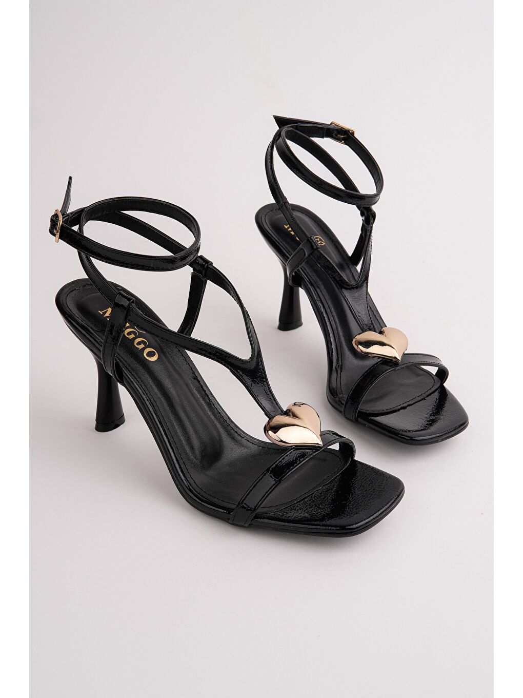 Siyah HEART Kalp Aksesuarlı İnce Topuklu Kadın Sandalet