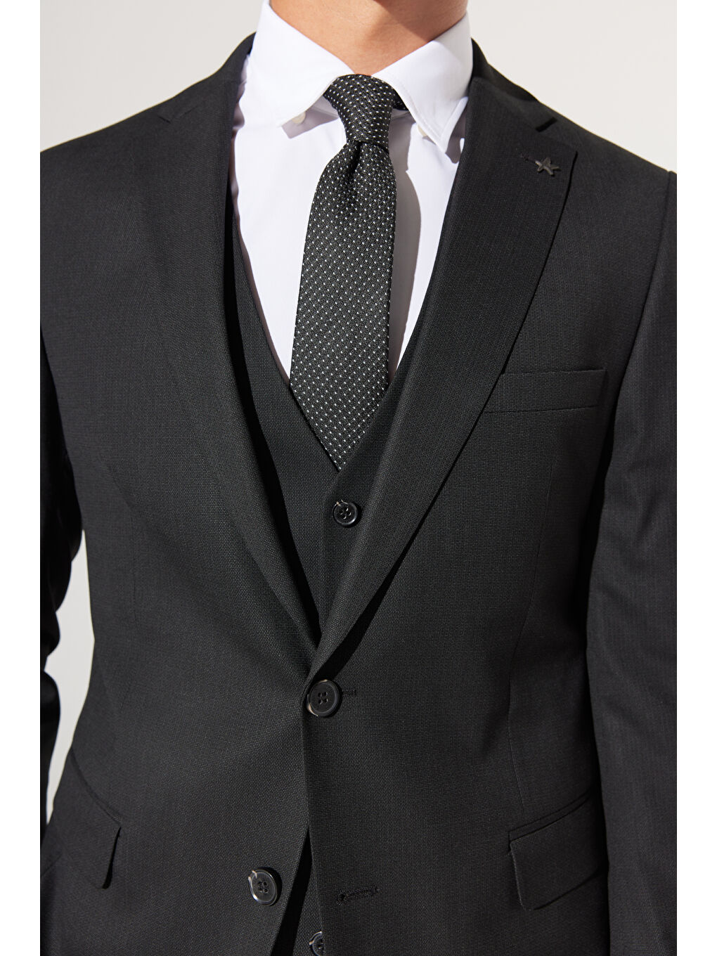 Erkek Siyah Slim Fit Dar Kesim Mono Yaka Armürlü Yelekli Takım Elbise-5