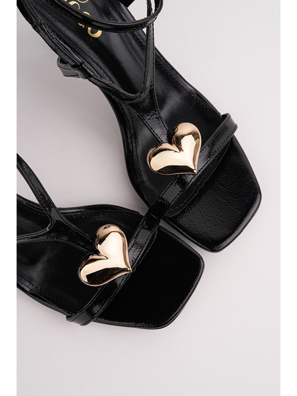 Siyah HEART Kalp Aksesuarlı İnce Topuklu Kadın Sandalet-2