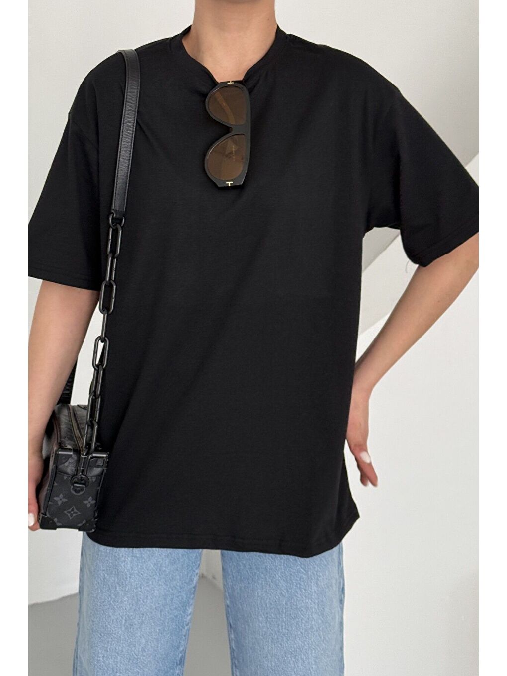 Kadın Siyah Bisiklet Yaka Düz Tişört-1