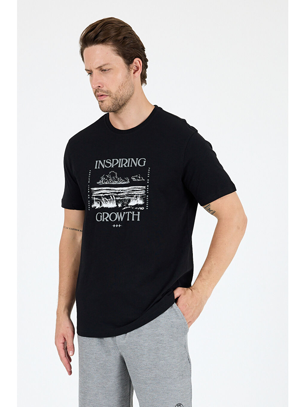 Siyah Bisiklet Yaka Baskılı Penye Erkek %100 Pamuk Tişört-1