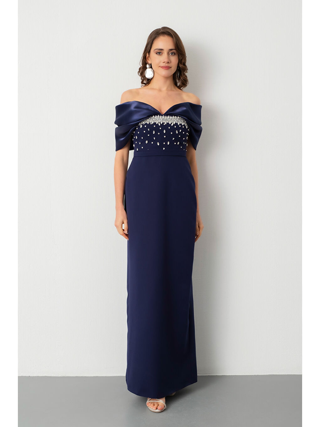 Kadın Lacivert Kayık Yaka Göğsü Taşlı Uzun Abiye Elbise