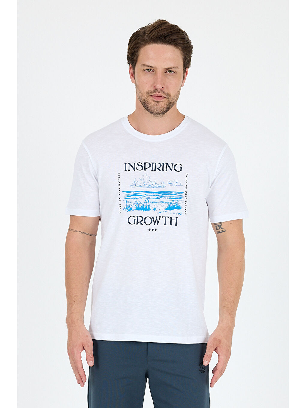 Beyaz Bisiklet Yaka Baskılı Penye Erkek %100 Pamuk Tişört