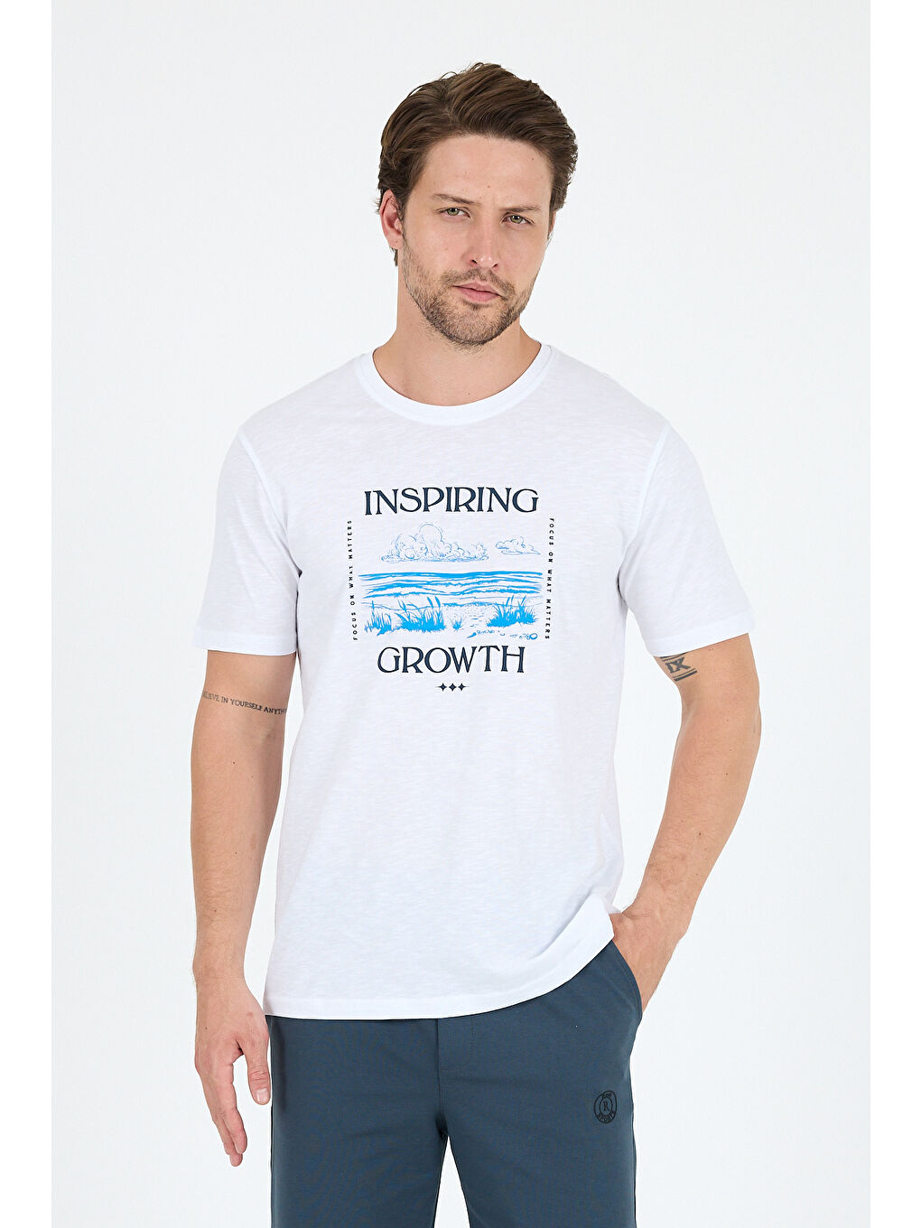 Beyaz Bisiklet Yaka Baskılı Penye Erkek %100 Pamuk Tişört-1