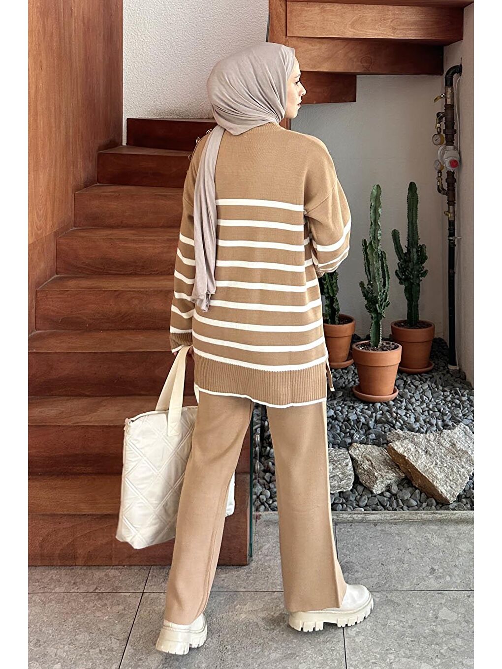 Kahverengi Çizgili Yaka Düğme Detaylı Triko Takım Sütlü Kahve-3