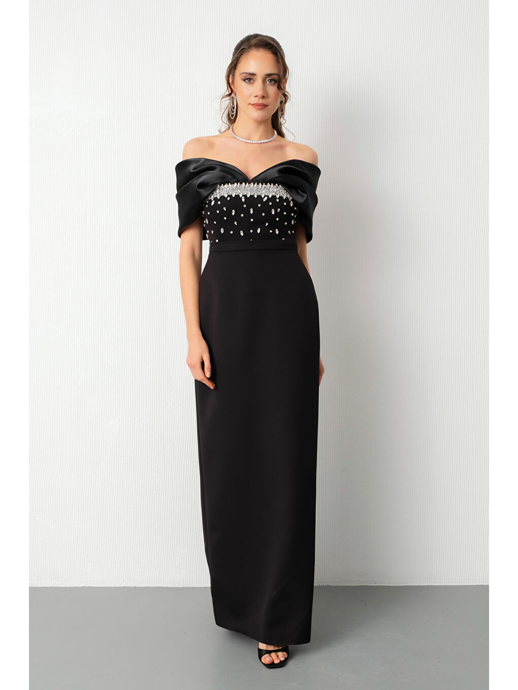 Kadın Siyah Kayık Yaka Göğsü Taşlı Uzun Abiye Elbise