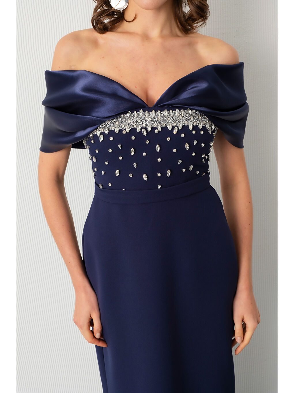 Kadın Lacivert Kayık Yaka Göğsü Taşlı Uzun Abiye Elbise-4
