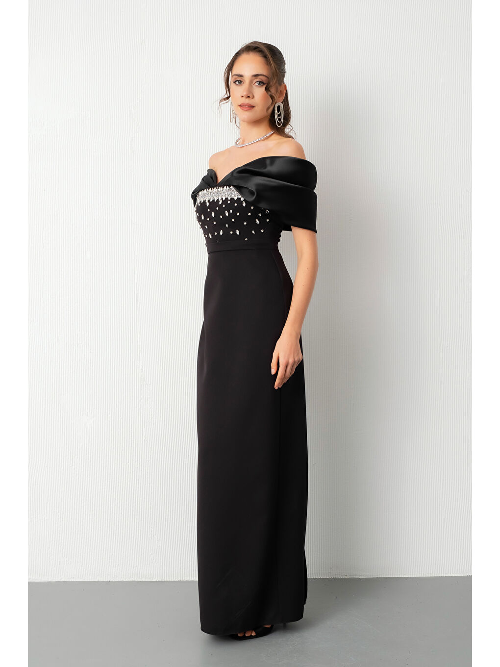 Kadın Siyah Kayık Yaka Göğsü Taşlı Uzun Abiye Elbise-1