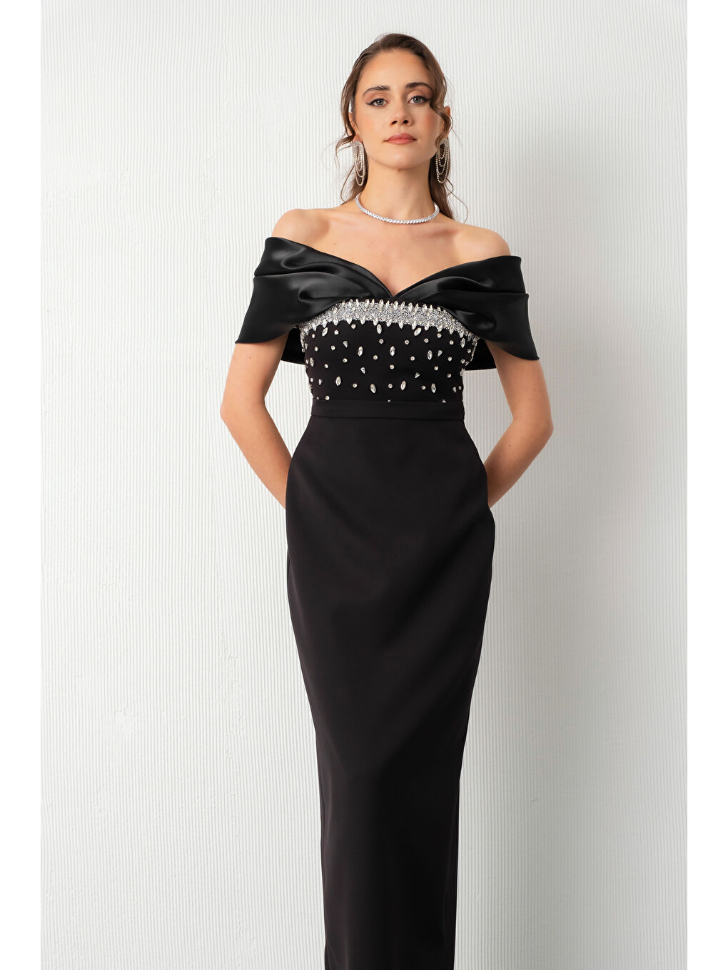 Kadın Siyah Kayık Yaka Göğsü Taşlı Uzun Abiye Elbise-2