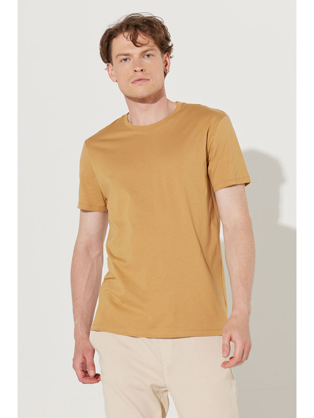 Sarı Erkek Hardal Slim Fit Dar Kesim %100 Pamuk Bisiklet Yaka Kısa Kollu Tişört