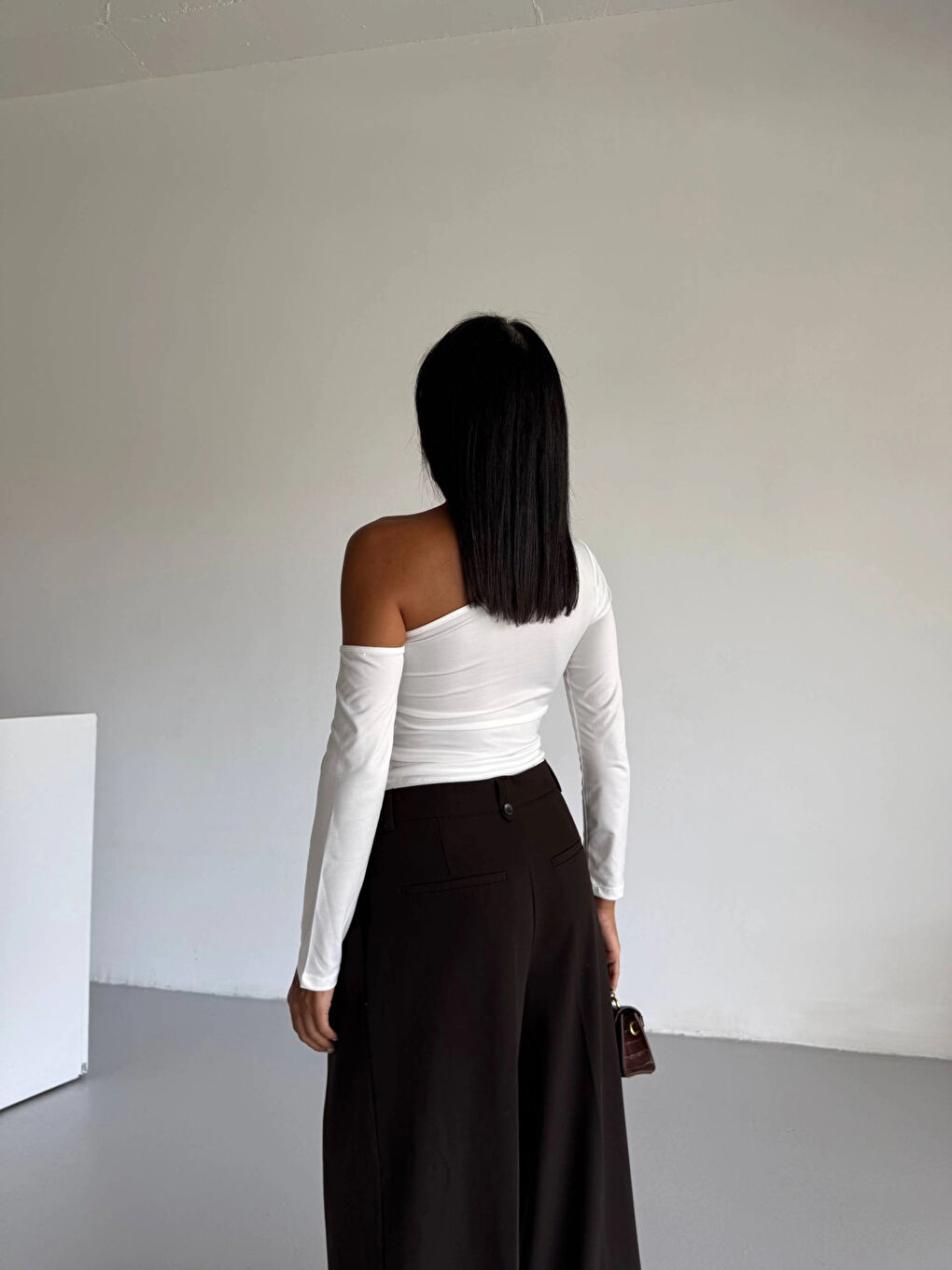 Kadın Beyaz Asimetrik Yaka Drapeli Sandy Bluz HZL25S-FRY123361-3