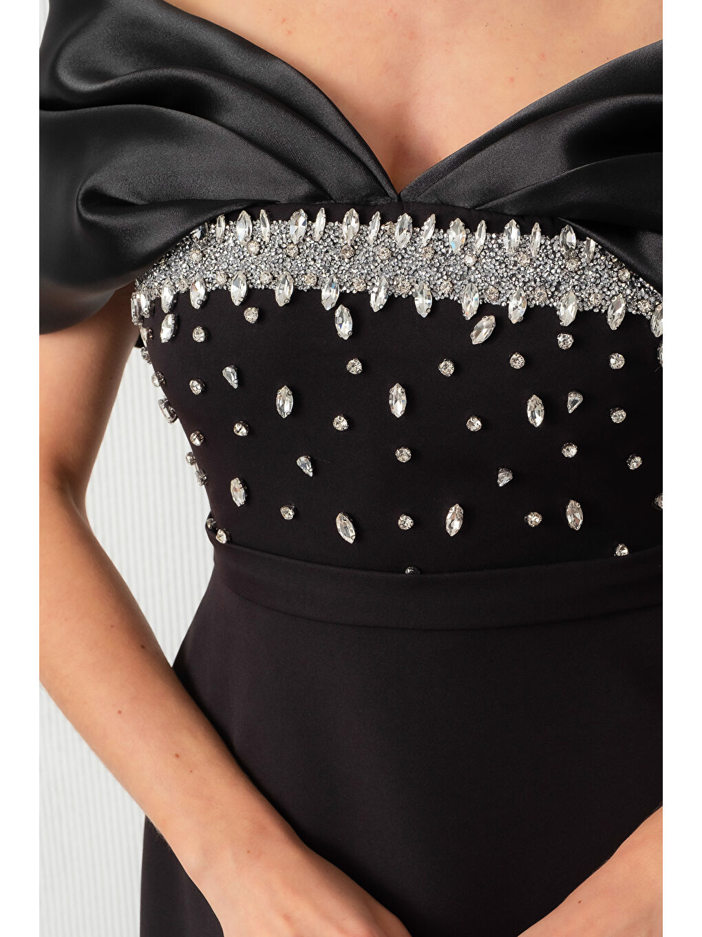 Kadın Siyah Kayık Yaka Göğsü Taşlı Uzun Abiye Elbise-3