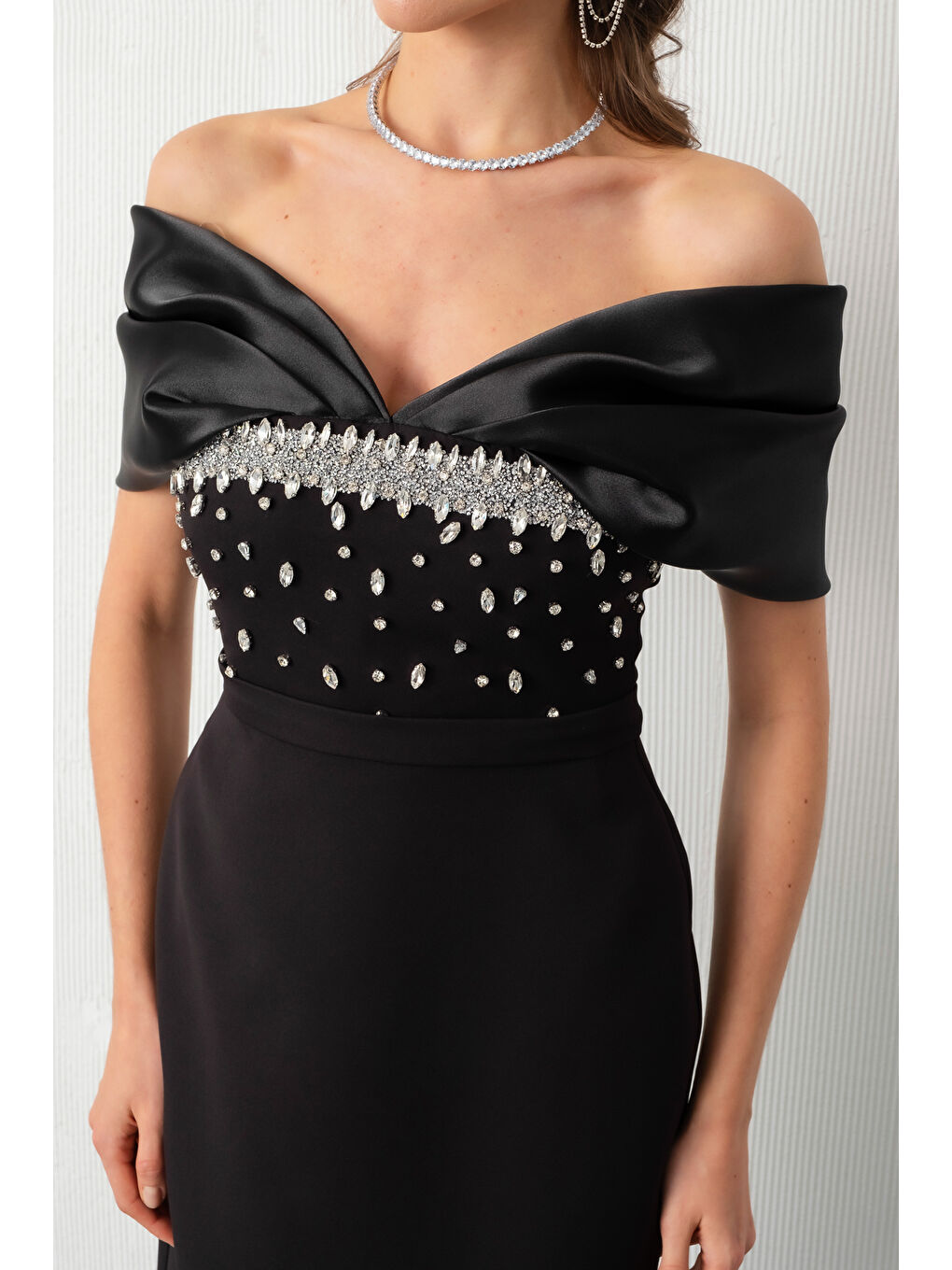 Kadın Siyah Kayık Yaka Göğsü Taşlı Uzun Abiye Elbise-4