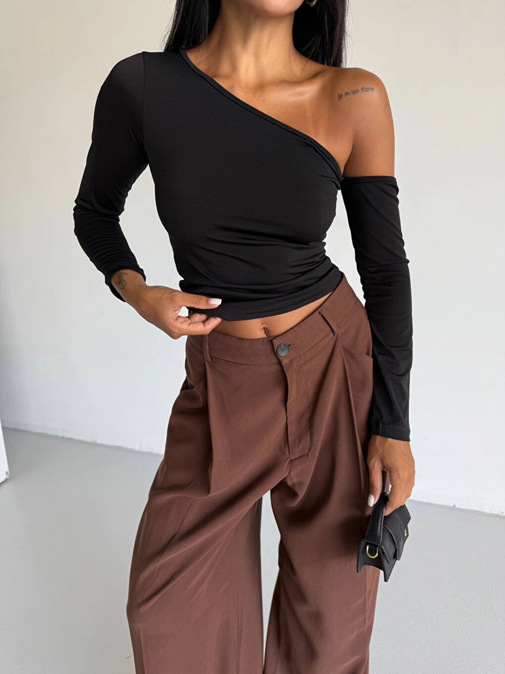 Kadın Siyah Asimetrik Yaka Drapeli Sandy Bluz HZL25S-FRY123361-1