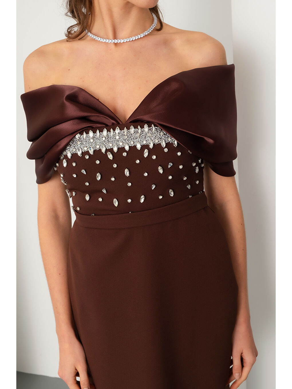 Kadın Kahverengi Kayık Yaka Göğsü Taşlı Uzun Abiye Elbise-4