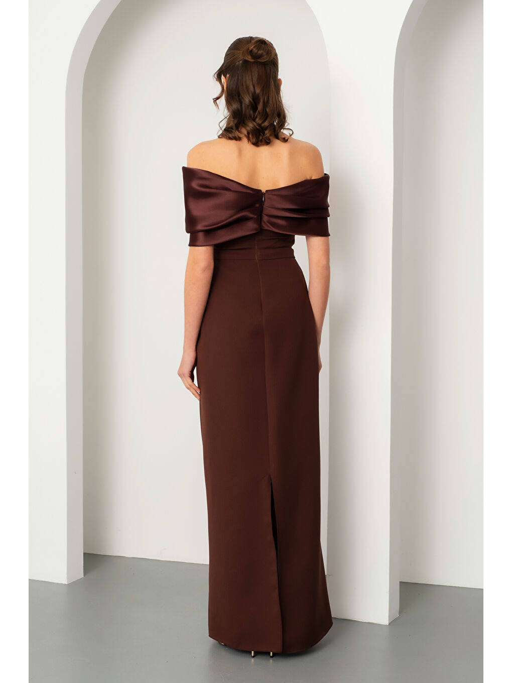 Kadın Kahverengi Kayık Yaka Göğsü Taşlı Uzun Abiye Elbise-5