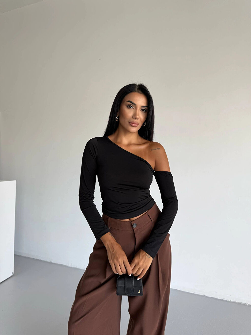 Kadın Siyah Asimetrik Yaka Drapeli Sandy Bluz HZL25S-FRY123361-2