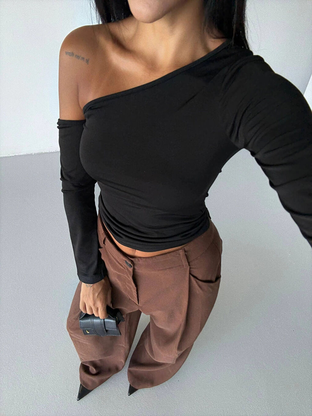 Kadın Siyah Asimetrik Yaka Drapeli Sandy Bluz HZL25S-FRY123361-3