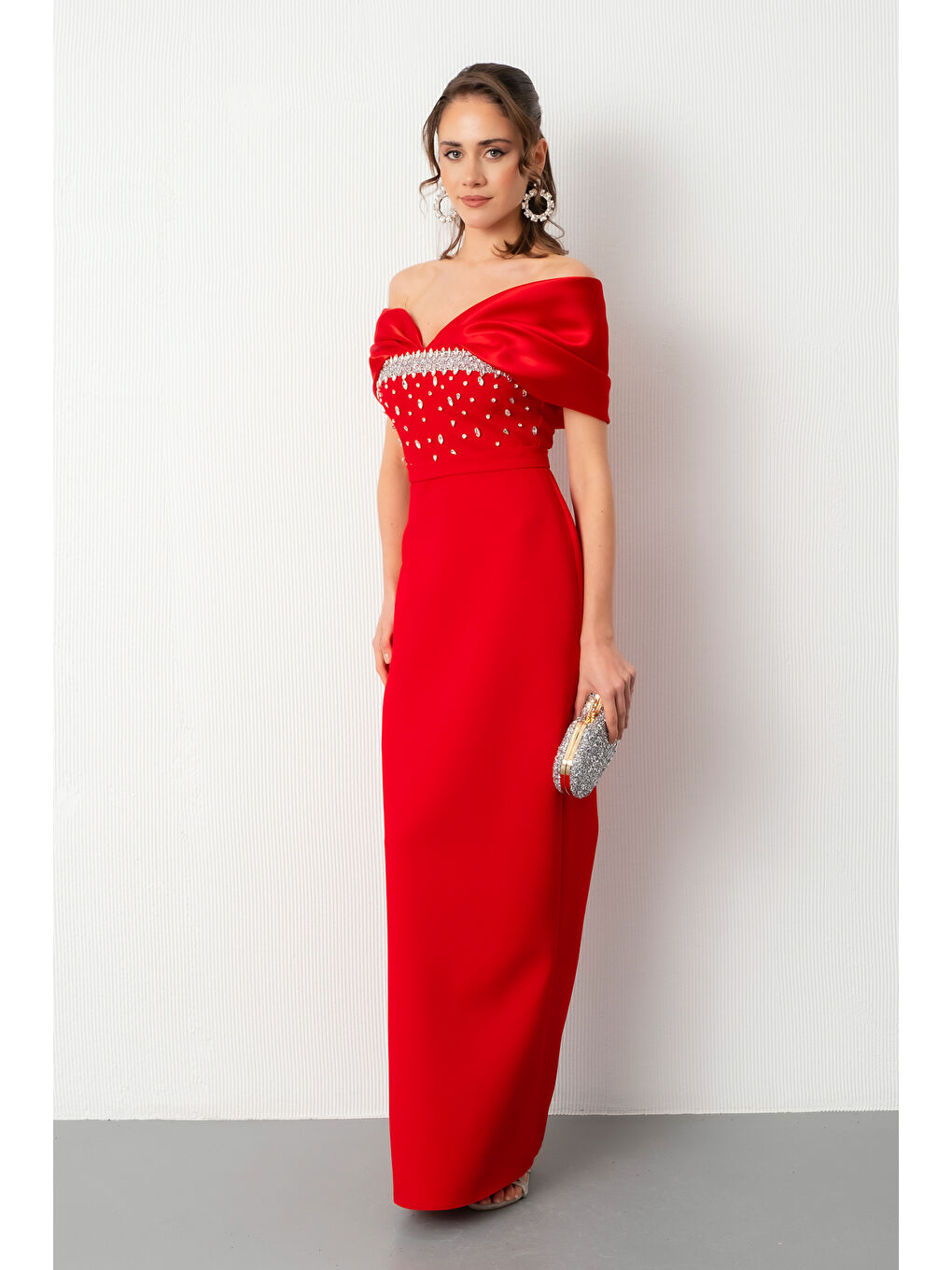 Kadın Kırmızı Kayık Yaka Göğsü Taşlı Uzun Abiye Elbise-1